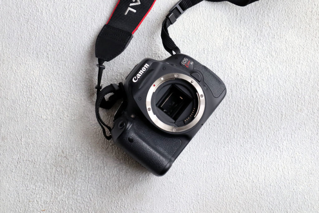 レンズを外したカメラのボディ